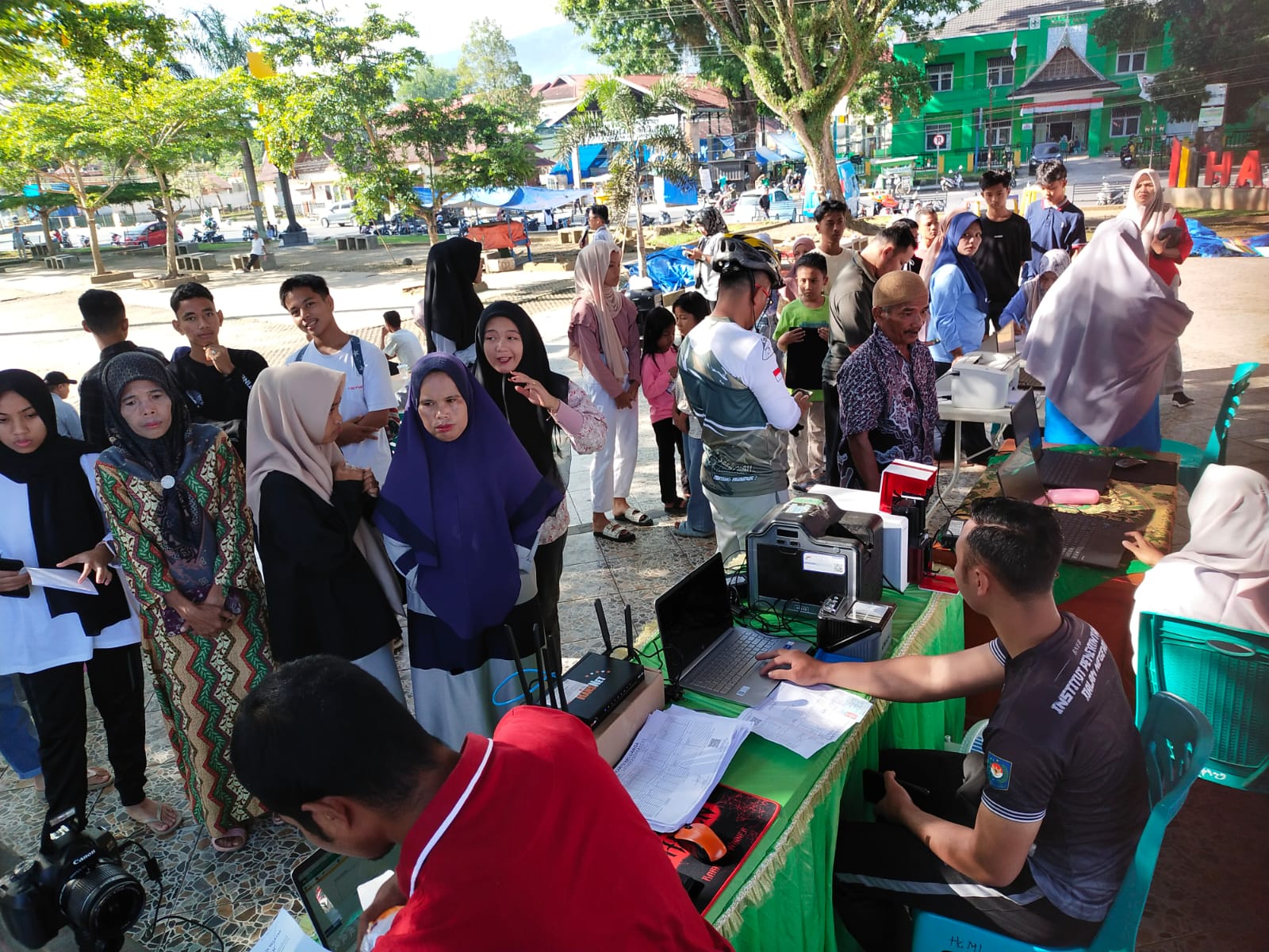 Dinas Kependudukan dan Pencatatan Sipil Kabupaten Solok Selatan mengadakan Pelayanan Kolaborasi dengan KPU dan PPK Sungai Pagu pada acara CFD di RTH Solok Selatan (Muara Labuh)